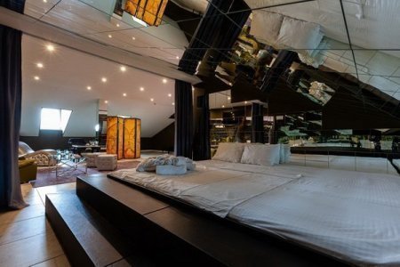 Двуспальная кровать в номере 11 VIP в De Art на Таганской