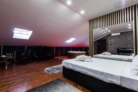 Двуспальная кровать в номере 20 VIP в De Art на Таганской