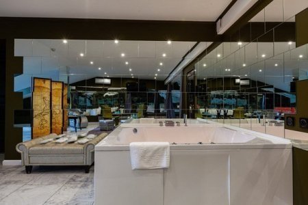 Джакузи в 11 VIP номере отеля De Art на Таганской