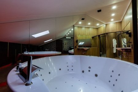 Гидромассажная ванна в номере 20 VIP в De Art на Таганской
