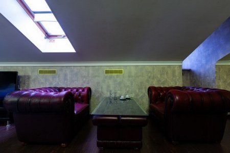 Кожаные кресла в номере 16 Люкс в De Art на Таганской