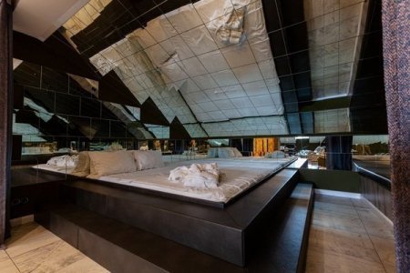 Кровать в номере 11 VIP в De Art на Таганской