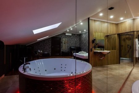 Круглая джакузи в номере 20 VIP в De Art на Таганской