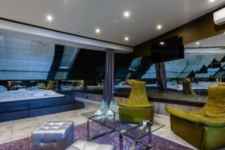 Мягкий уголок для отдыха в 11 VIP номере De Art на Таганской