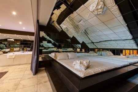 Общий вид 11 VIP номера с кроватью и гостиной — De Art на Таганской