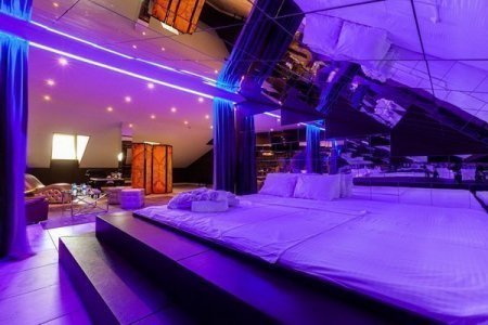 Огромная кровать в номере 11 VIP в De Art на Таганской