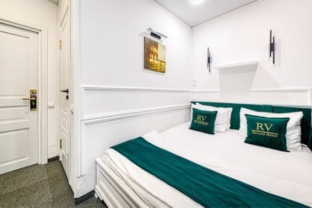 Большая кровать в номере Стандарт небольшой в Revival Hotel
