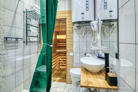 Душевая в номере 2-комнатные апартаменты в Revival Hotel