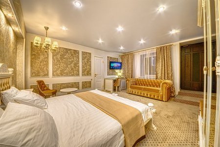 Двуспальная кровать в номере Люкс с джакузи и сауной в Revival Hotel 