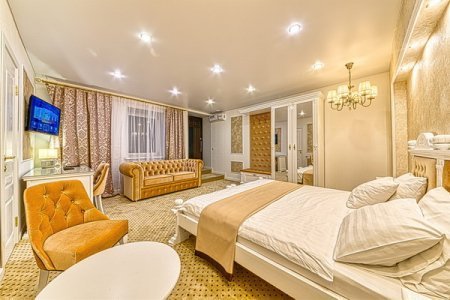 Кровать в номере Люкс с джакузи и сауной в Revival Hotel 