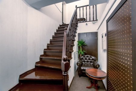 Лестница в номере Небольшой улучшенный в Revival Hotel