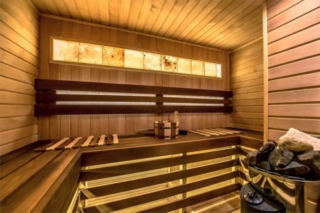 Сауна в номере Люкс с джакузи и сауной в Revival Hotel 