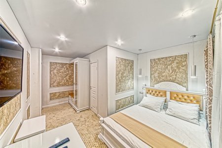 Спальная зона в номере Комфорт с гидромассажной ванной в Revival Hotel
