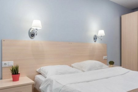 Двуспальная кровать в номере Двухместный комфорт в отеле Новый Восход
