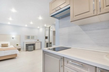 Кухня в номере Люкс с балконом в отеле Новый Восход
