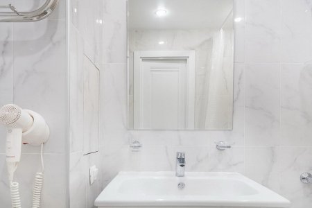 Раковина в номере Люкс с балконом в отеле Новый Восход