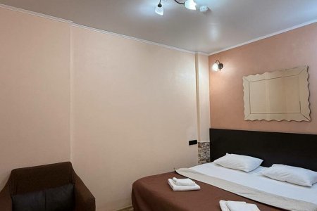 Двуспальная кровать в номере Стандарт без окна в Мастер отель Останкино