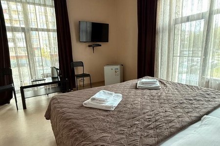 Кровать в номере Стандарт с окном в Мастер отель Останкино