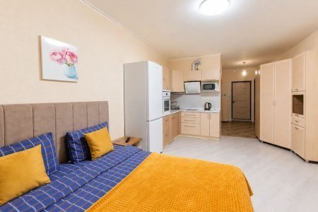 Большая кровать в апартаментах 3 в Loft Studio