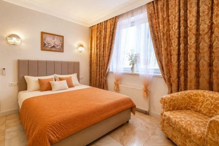 Большая кровать в номере 5 в Loft Studio Носовихинское шоссе