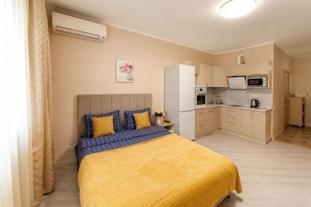 Двуспальная кровать в апартаментах 3 в Loft Studio