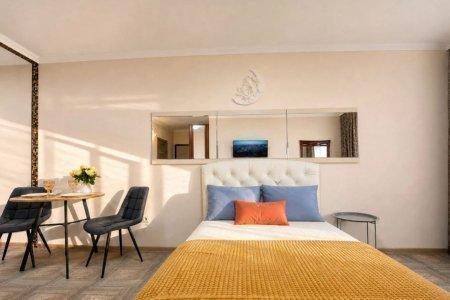 Двуспальная кровать в номере 1 в Loft Studio