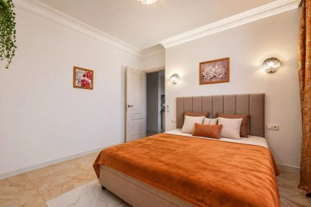 Двуспальная кровать в номере 5 в Loft Studio Носовихинское шоссе