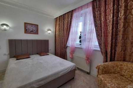 Двуспальная кровать в номере 5 в Loft Studio Носовихинское шоссе