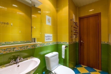 Душевая комната в номере Стандарт с душем в отеле Апельсин на Вернадского