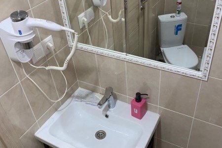 Душевая в номере Стандарт с душем в отеле Апельсин на Вернадского