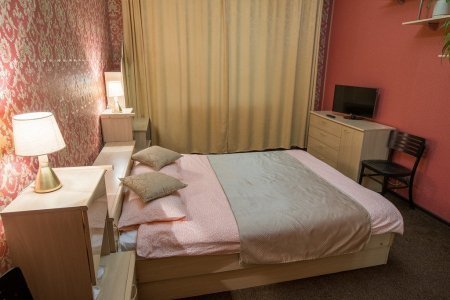 Двуспальная кровать в номере Стандарт с душем в отеле Апельсин на Вернадского