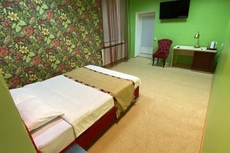 Интерьер в номере Стандарт с балконом в отеле Апельсин на Вернадского