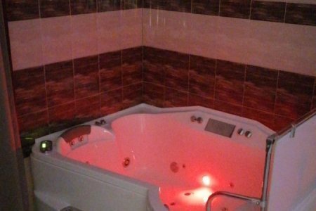 Большая джакузи в номере Люкс с джакузи в отеле Баунти