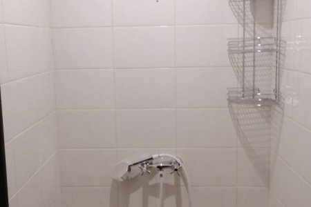 Душ в номере Люкс с джакузи в отеле Баунти