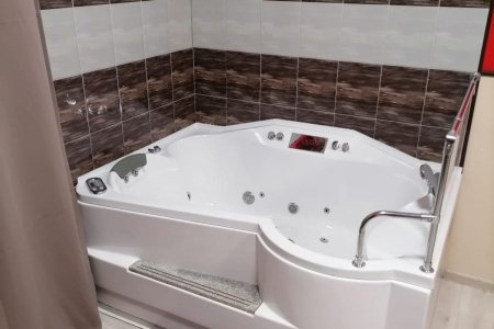 Гидромассаж в номере Люкс с джакузи в отеле Баунти