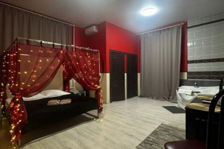 Интерьер номера Люкс с джакузи в отеле Баунти