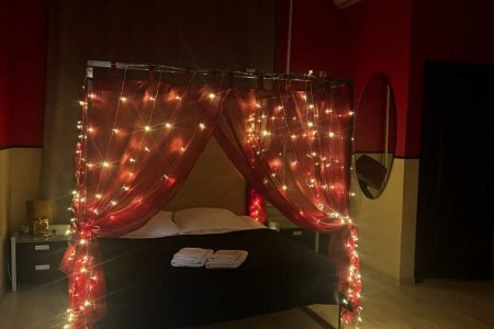 Кровать в номере Люкс с джакузи в отеле Баунти