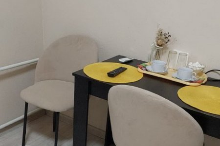 Обеденный стол в номере Стандарт в отеле Баунти