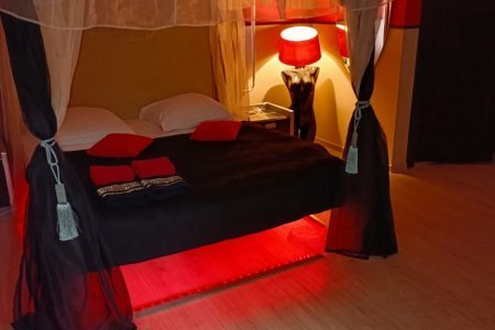 Спальное место в номере Люкс с джакузи в отеле Баунти