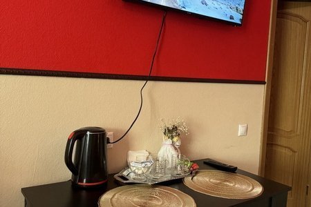 Стол в номере Люкс с джакузи в отеле Баунти