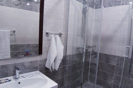 Душевая в номере День и Ночь в отеле Гости в Люберцах