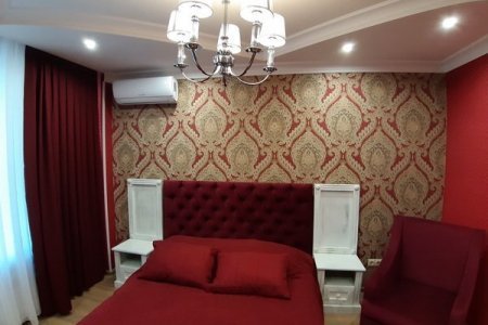 Двуспальная кровать в номере в отеле Гости в Люберцах
