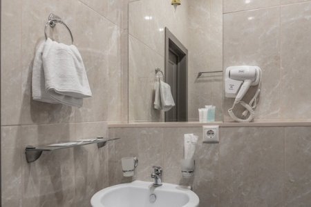 Душевая в номере Комфорт в отеле Моцарт