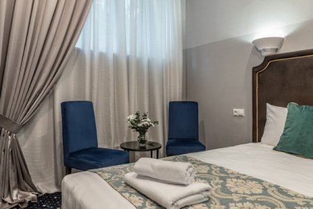 интерьер в номере Стандарт 2 в арт-отеле Моцарт