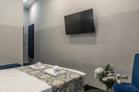 Кровать в номере Стандарт 2 в арт-отеле Моцарт