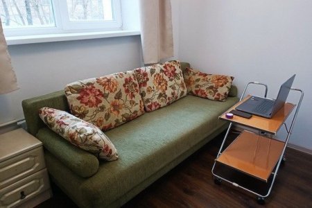 Диван в апартаментах АромаАпарты