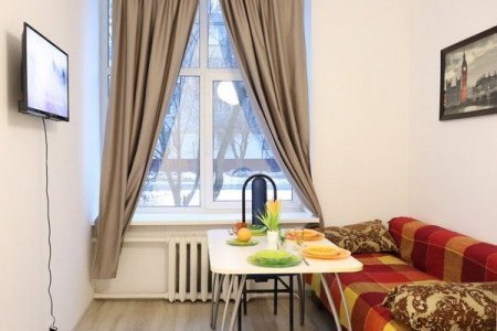 Окно в апартаментах АромаАпарты