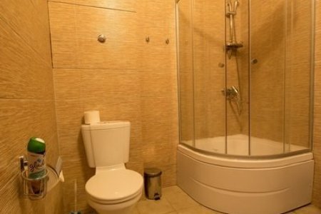 Душ в номере Улучшенный в отеле Лев