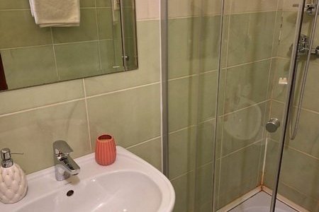 Душевая кабина в номере Комфорт в отеле Лев