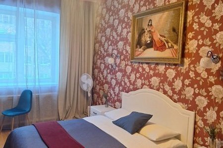 Двуспальная кровать в номере Комфорт в отеле Лев